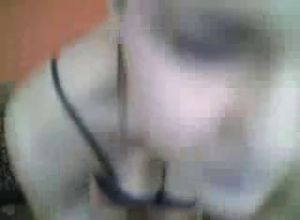 Красивая азербайджанка разделась перед вебкой